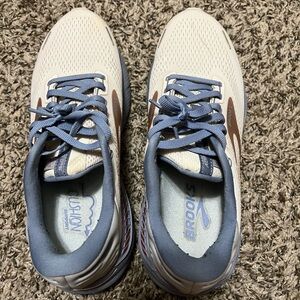 Women’s brooks Adrenaline GTS 22